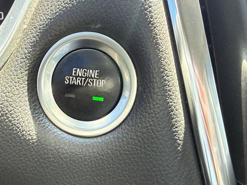 Used 2021 Chevrolet Traverse LT image 19