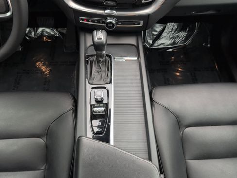 Used 2019 Volvo XC60 T5 Momentum image 16