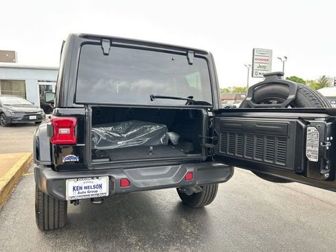 Used 2025 Jeep Wrangler Unlimited Sahara w/ Safety Group AWD/4WD image 10