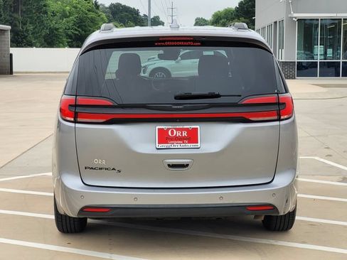 Used 2021 Chrysler Pacifica Touring w/ S Appearance Package FWD image 6