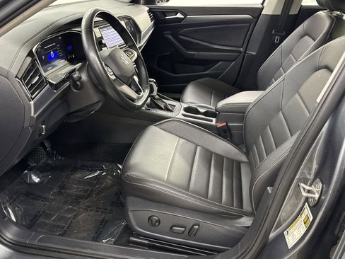 Used 2024 Volkswagen Jetta SE image 2