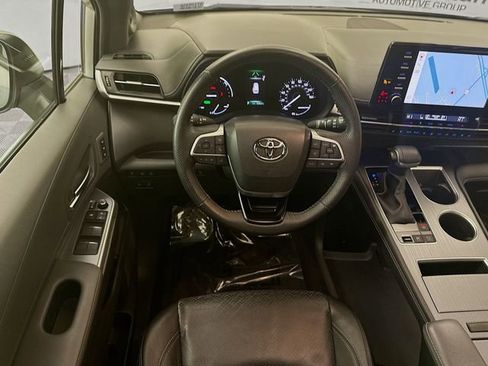 Used 2023 Toyota Sienna XSE AWD/4WD image 23