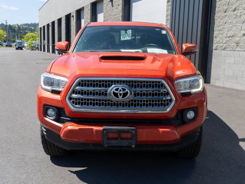 Used 2016 Toyota Tacoma TRD Sport AWD/4WD image 2