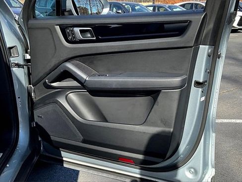 Used 2022 Porsche Cayenne image 28