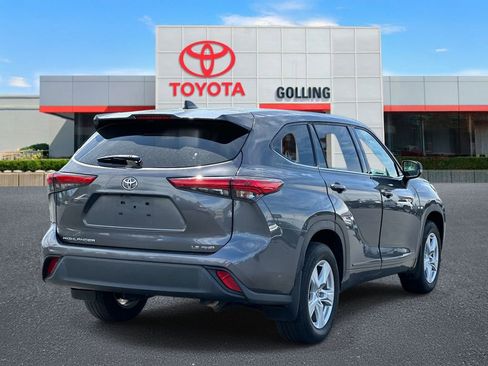 Used 2022 Toyota Highlander LE AWD/4WD image 5