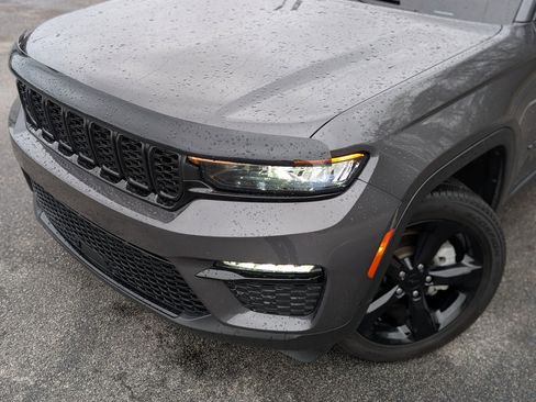 Used 2024 Jeep Grand Cherokee Limited w/ Black Appearance Package image 13