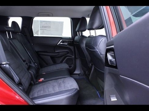 Used 2023 Mitsubishi Outlander SE image 36