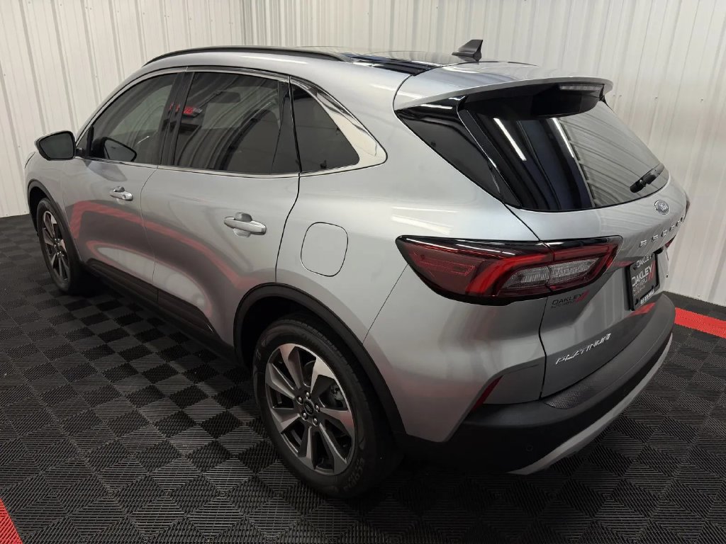 Used 2023 Ford Escape Platinum AWD/4WD image 2