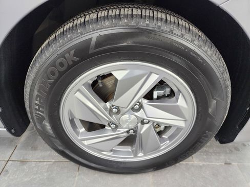 Used 2024 Hyundai Elantra SE image 3