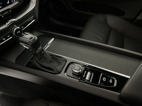 Used 2021 Volvo XC60 T5 Momentum w/ Premium Package image 22