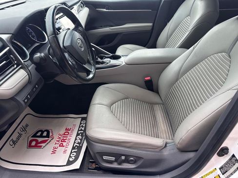 Used 2018 Toyota Camry SE FWD image 14