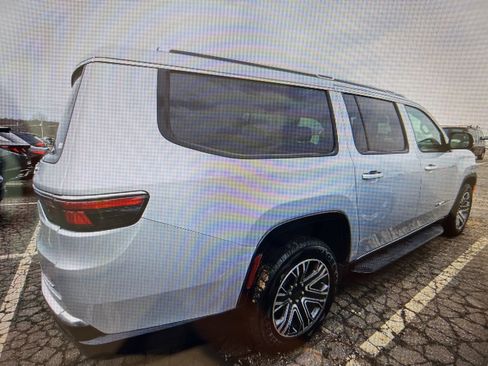 Used 2024 Jeep Wagoneer L Series II w/ Flexible Seating Group image 14