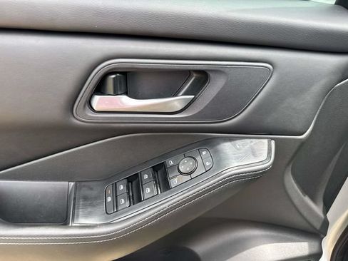 Used 2025 Nissan Rogue SV FWD image 26