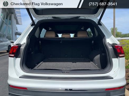 Used 2024 Volkswagen Tiguan SE w/ Panoramic Sunroof Package AWD/4WD image 39