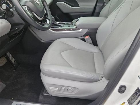 Used 2022 Toyota Highlander Limited image 16