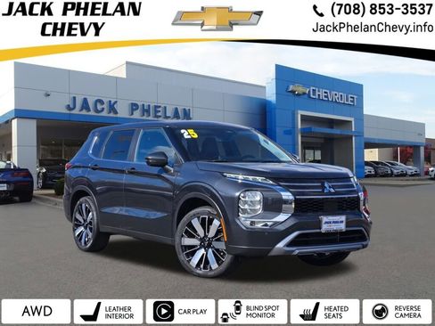 Used 2025 Mitsubishi Outlander SE image 1