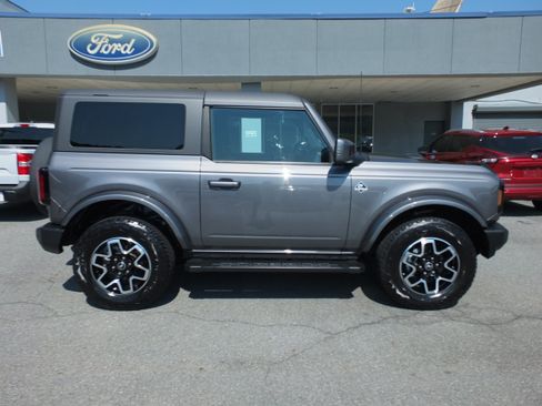 Used 2023 Ford Bronco Outer Banks AWD/4WD image 2