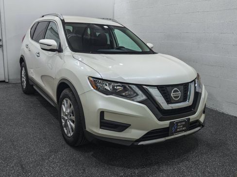 Used 2017 Nissan Rogue SV image 2