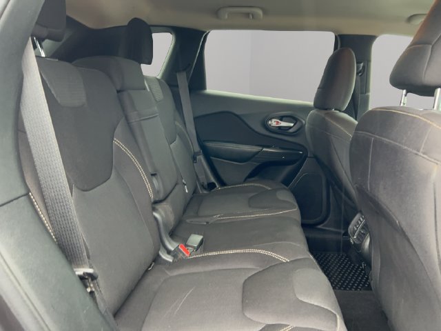 Used 2015 Jeep Cherokee Latitude w/ Cold Weather Group AWD/4WD image 25