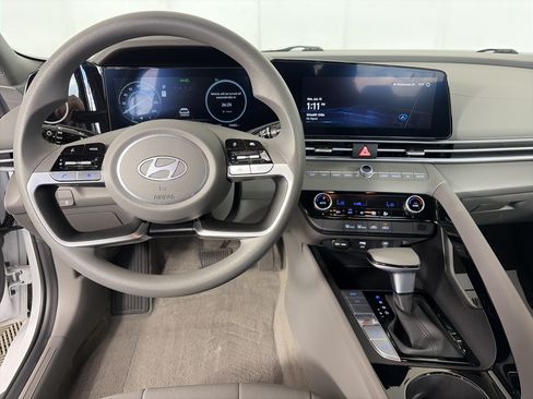Used 2024 Hyundai Elantra Blue FWD image 3