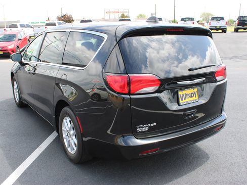 Used 2022 Chrysler Voyager LX FWD image 6