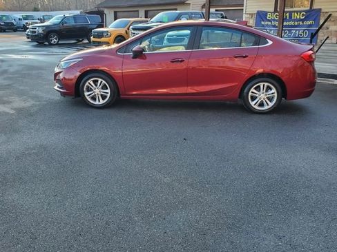 Used 2018 Chevrolet Cruze LT w/ Convenience Package image 3