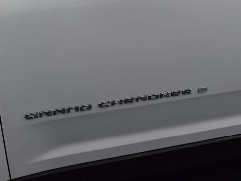 Used 2023 Jeep Grand Cherokee Laredo AWD/4WD image 23
