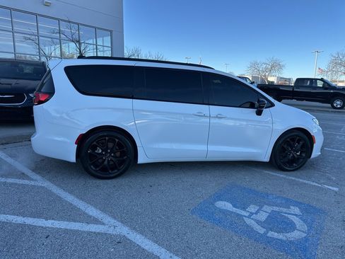 Used 2024 Chrysler Pacifica Touring-L w/ S Appearance Package image 29