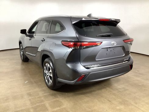 Used 2023 Toyota Highlander XLE AWD/4WD image 7