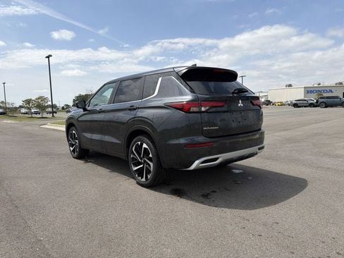 Used 2024 Mitsubishi Outlander SE image 3