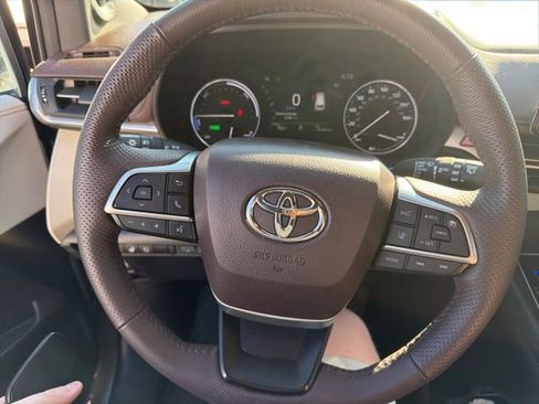 Used 2024 Toyota Sienna Platinum image 8