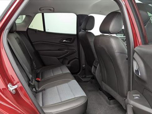 Used 2025 Chevrolet Trax LT w/ LT Convenience Package image 18
