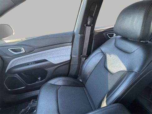 Used 2025 Jeep Compass Latitude image 18
