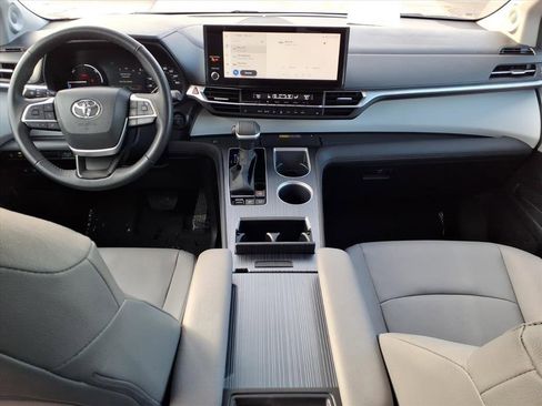 Certified 2025 Toyota Sienna XLE image 12