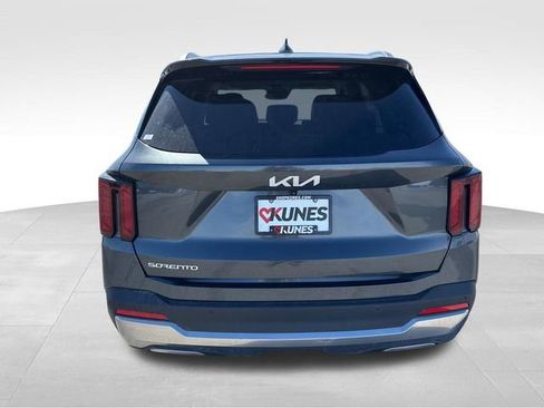 Used 2024 Kia Sorento S FWD image 9
