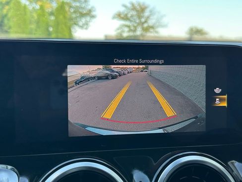 Used 2023 Mercedes-Benz GLB 250 4MATIC w/ Premium Package image 57