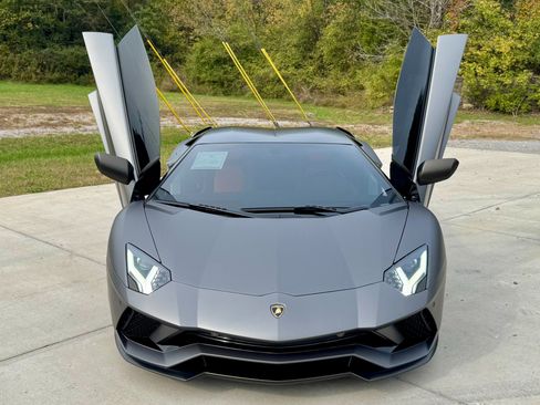 Used 2018 Lamborghini Aventador S image 2