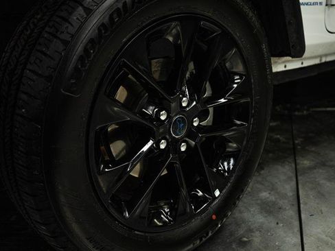 Used 2024 Jeep Wrangler Sahara image 3