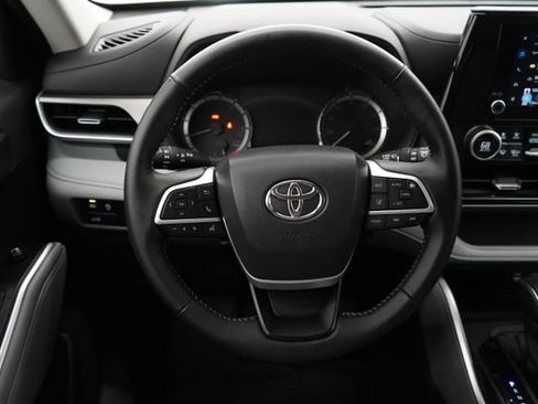 Used 2025 Toyota Highlander LE AWD/4WD image 16