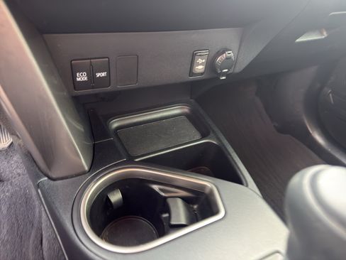 Used 2018 Toyota RAV4 LE FWD image 19