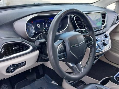 Used 2022 Chrysler Pacifica Touring-L image 18