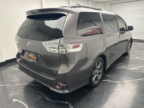 Used 2017 Toyota Sienna SE Premium image 3
