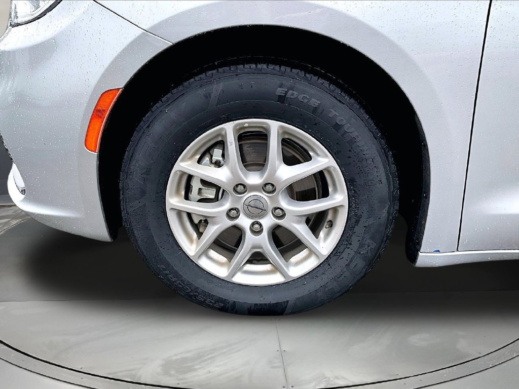 Used 2023 Chrysler Pacifica Touring-L FWD image 36