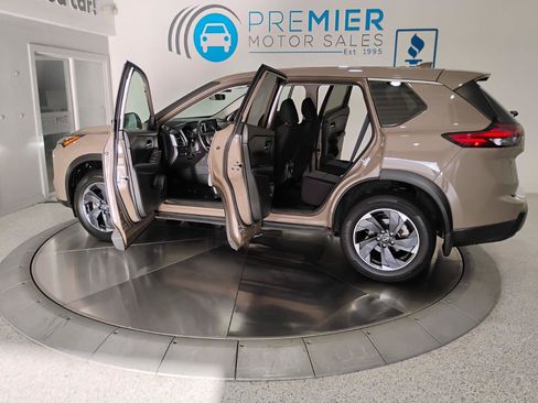 Used 2024 Nissan Rogue SV FWD image 6