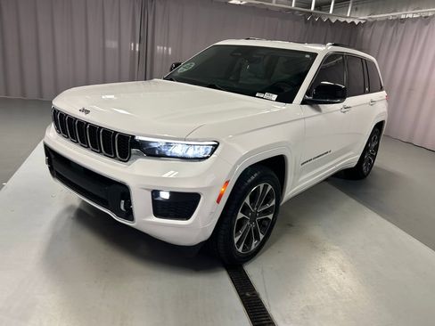 Used 2023 Jeep Grand Cherokee Overland AWD/4WD image 3