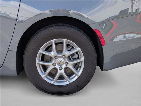 Used 2025 Chrysler Pacifica Select image 17