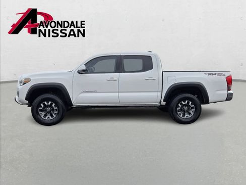 Used 2017 Toyota Tacoma TRD Off-Road image 3