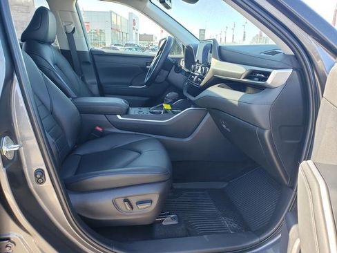 Used 2023 Toyota Highlander XLE image 18