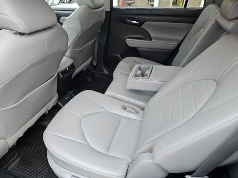 Used 2020 Toyota Highlander XLE image 10