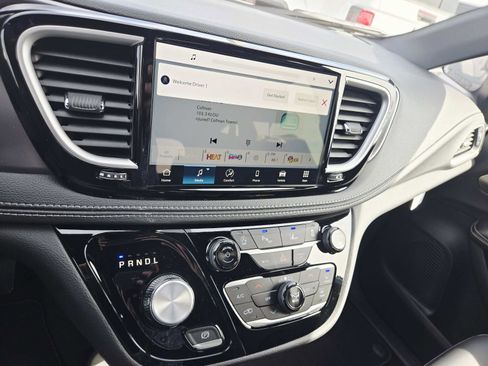 New 2026 Chrysler Pacifica Select image 21